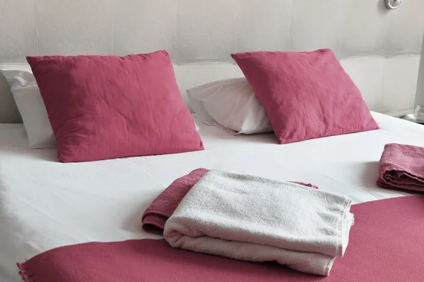 Двуспальная кровать в номере отеля. Проживание — стоковое фото