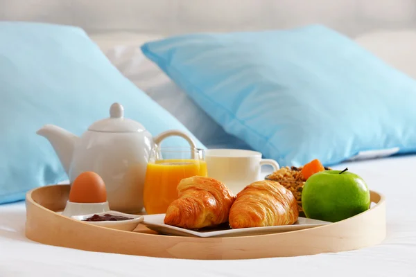 Colazione sul vassoio in camera d'albergo — Foto Stock