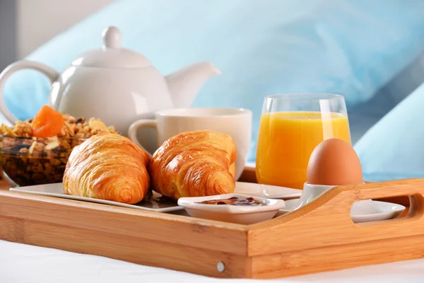 Frühstück auf Tablett im Bett im Hotelzimmer — Stockfoto