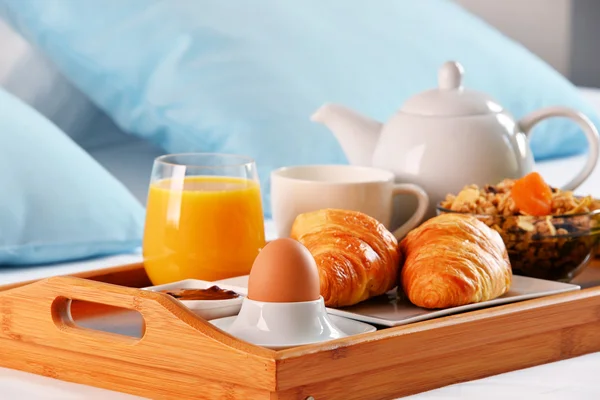 호텔 방 침대에서 아침 식사를 하는 모습 — 스톡 사진
