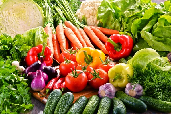 Komposition mit Vielfalt an frischem Bio-Gemüse — Stockfoto