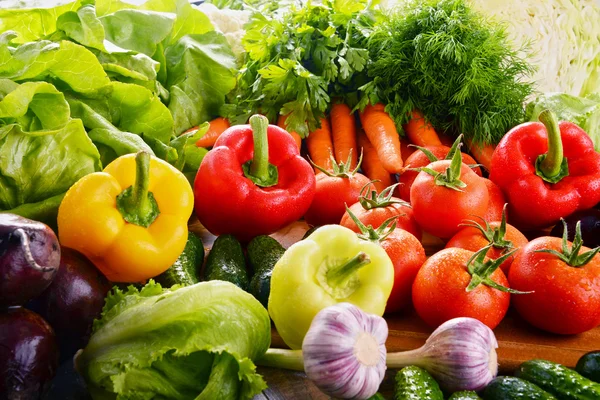 Composición con variedad de verduras frescas ecológicas — Foto de Stock