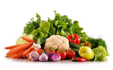 taze organik sebze üzerinde beyaz izole çeşitli