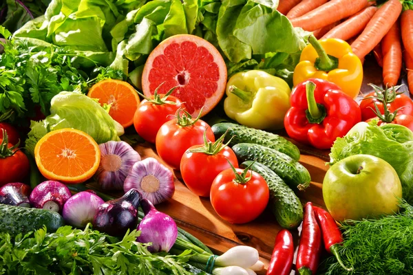 Состав со свежими органическими овощами и фруктами — стоковое фото