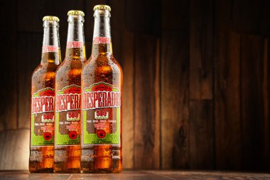 Üç Desperados bira şişesi