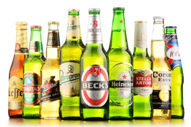 Çeşitli küresel bira markalarının şişe