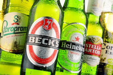 Çeşitli küresel bira markalarının şişe