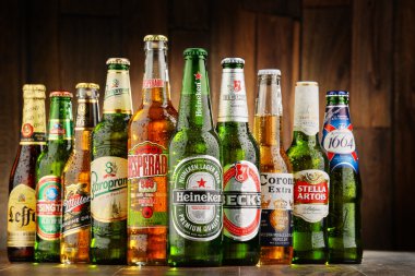 Çeşitli küresel bira markalarının şişe
