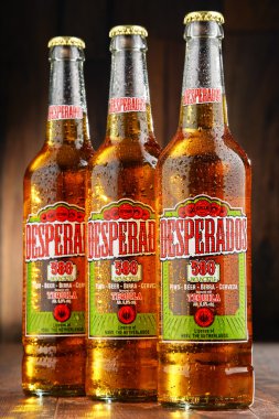Üç Desperados bira şişesi