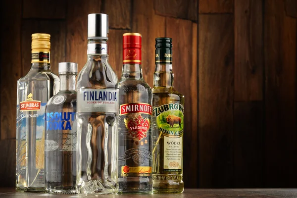 Votka şişeleri ile kompozisyon