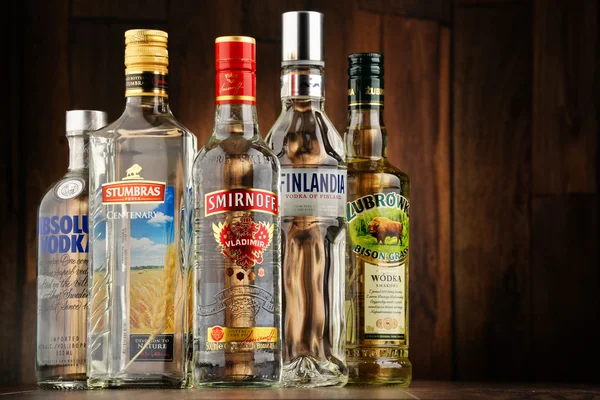 Votka şişeleri ile kompozisyon