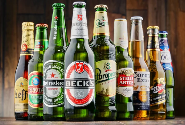 Garrafas de marcas de cerveja globais variadas — Fotografia de Stock