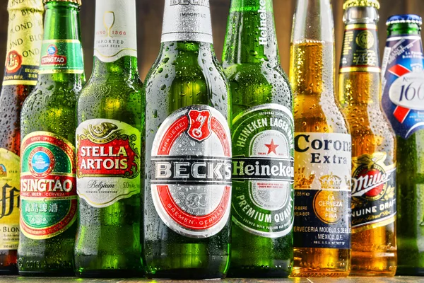 Garrafas de marcas de cerveja globais variadas — Fotografia de Stock