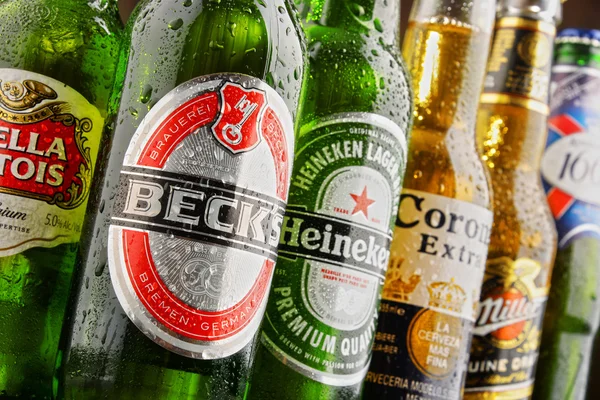 Botellas de diversas marcas mundiales de cerveza — Foto de Stock