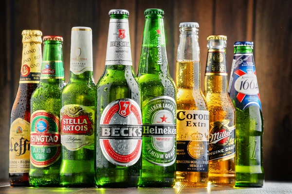 Garrafas de marcas de cerveja globais variadas — Fotografia de Stock