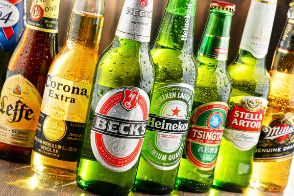 Botellas de diversas marcas mundiales de cerveza —  Fotos de Stock