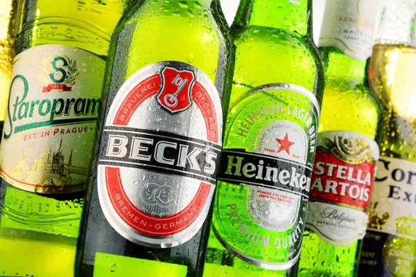 Lahve různé globální pivních značek — Stock fotografie