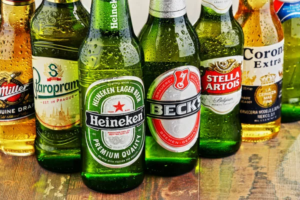 Lahve různé globální pivních značek — Stock fotografie