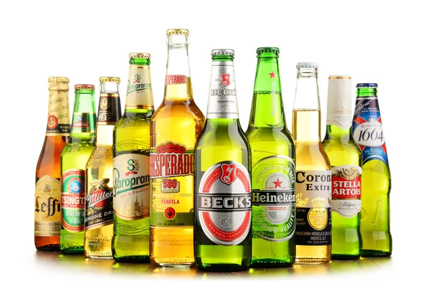 Bottiglie di marchi di birra globali assortiti — Foto Stock