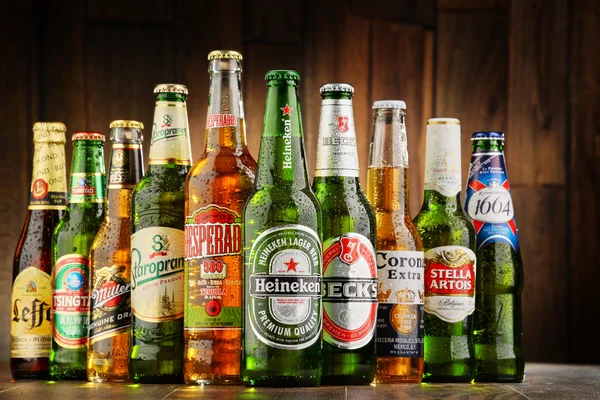 Botellas de diversas marcas mundiales de cerveza — Foto de Stock