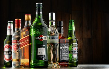 Çeşitli sert likör markalar şişe