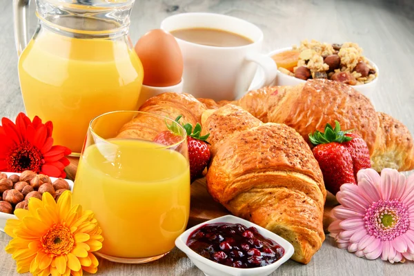 Frukost bestående av croissanter, kaffe, frukt, apelsinjuice — Stockfoto