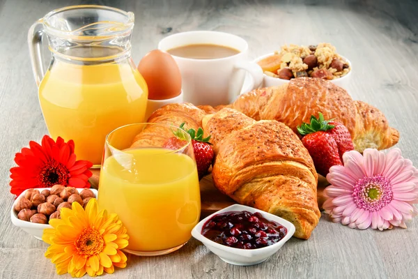 Ontbijt bestaat uit sinaasappelsap, croissants, koffie, fruit — Stockfoto