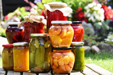 Kavanoz turşu sebze ve meyve bahçesinde