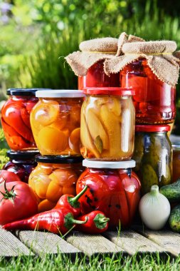 Kavanoz turşu sebze ve meyve bahçesinde