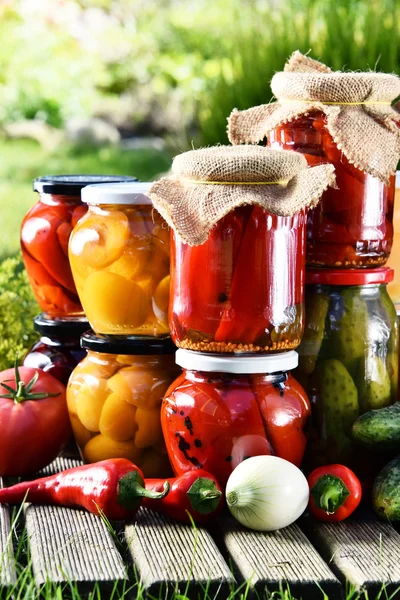 Frascos de verduras en escabeche y frutas en el jardín —  Fotos de Stock