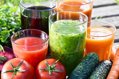 Gözlük ile taze organik bahçe suyu Detoks