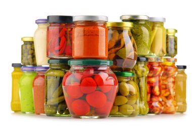 Çeşitli sebze turşulu kavanozlar..