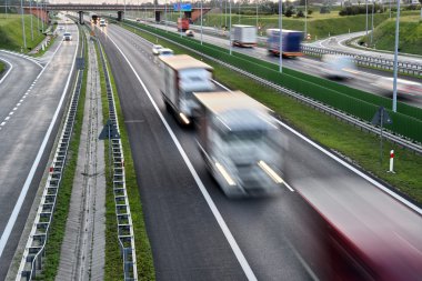 Dört şeritli kontrollü erişimli otoyol Polonya