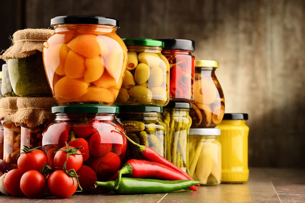 Frascos con variedad de verduras en vinagre. — Foto de Stock