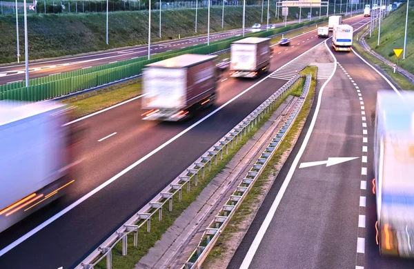 Vierspurige kontrollierte Autobahn in Polen — Stockfoto