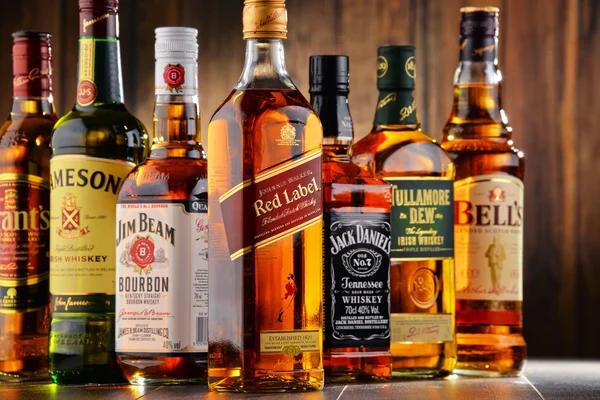 Botellas de varias marcas de whisky de Estados Unidos, Irlanda y Escocia — Foto de Stock