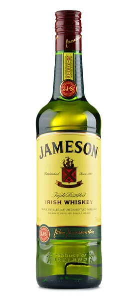 Bottiglia di whisky irlandese Jameson isolata su bianco — Foto Stock