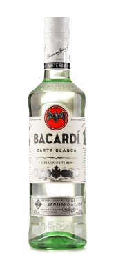 Bacardi beyaz ROM üzerinde beyaz izole şişe