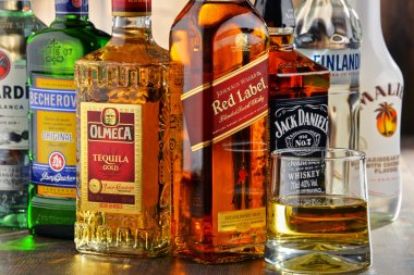 Çeşitli sert likör markalar şişe