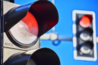 Mavi gökyüzünde trafik ışıkları