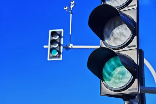 Semáforos sobre cielo azul —  Fotos de Stock