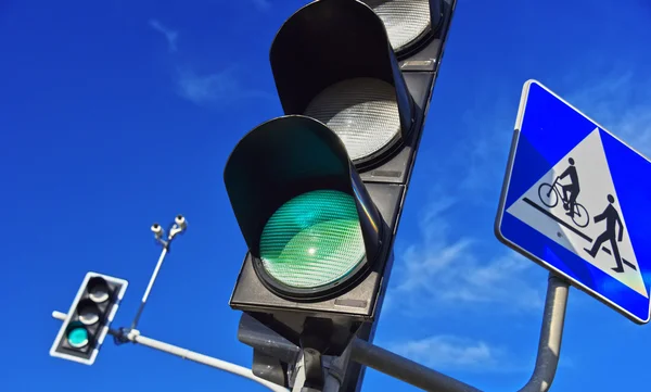 Luzes de trânsito sobre o céu azul — Fotografia de Stock