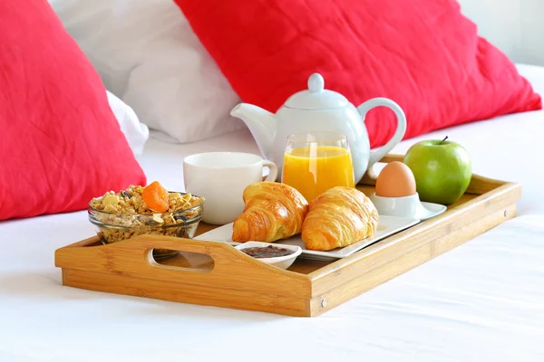 Breakfast on tray in bed in hotel room — Stock Photo, Image