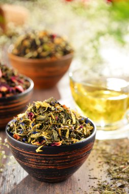 Çay yaprakları kâse ile kompozisyon