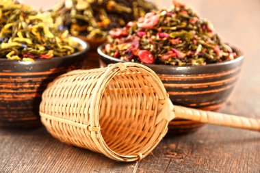 Çay yaprakları kâse ile kompozisyon