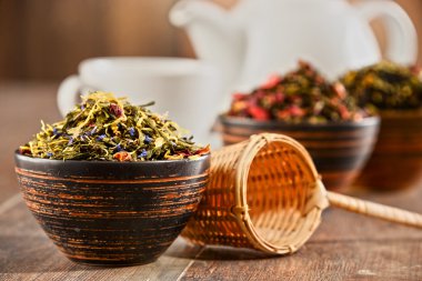 Çay yaprakları kâse ile kompozisyon