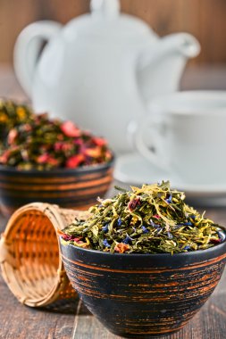 Çay yaprakları kâse ile kompozisyon