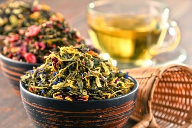 Çay yaprakları kâse ile kompozisyon