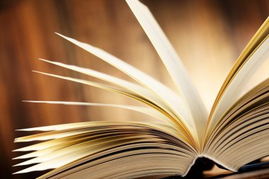 Masanın üzerinde ciltli kitap olan kompozisyon