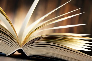 Masanın üzerinde ciltli kitap olan kompozisyon